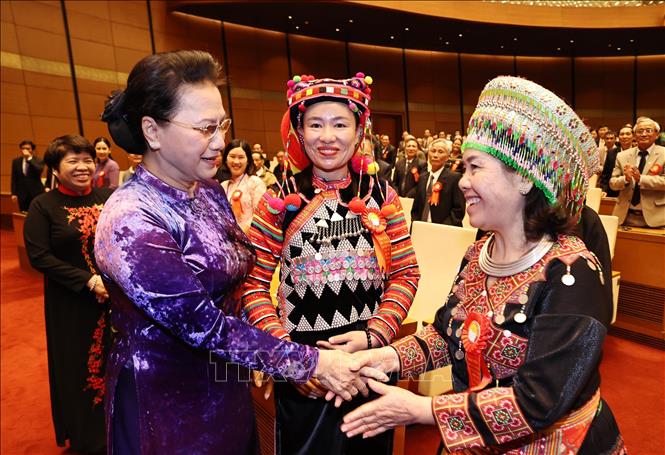 Presidenta del Parlamento vietnamita recibe a los mejores representantes del modelo nacional de aprendizaje