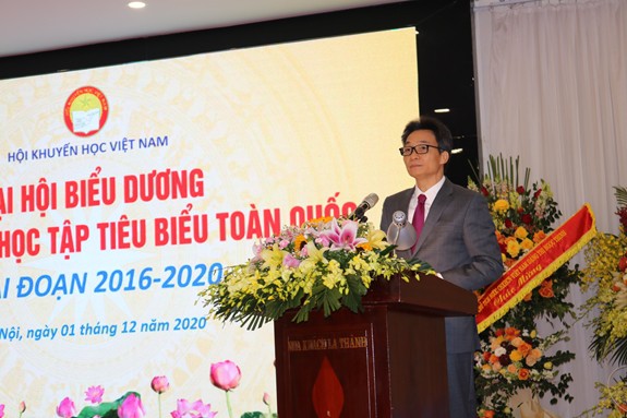 Honran los modelos nacionales tradicionales de aprendizaje