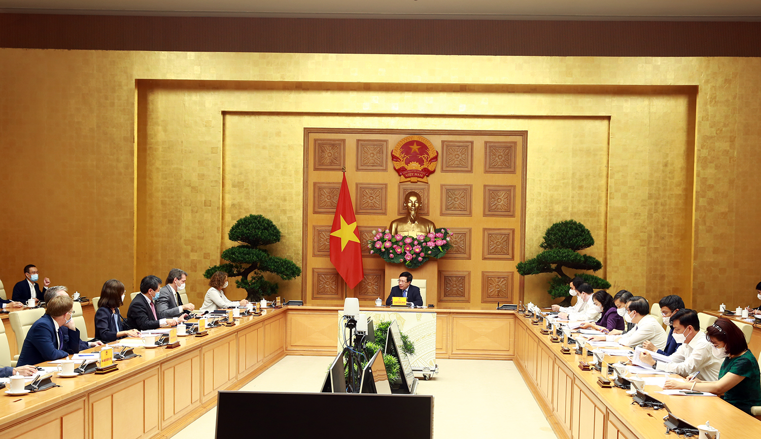 Viceprimer ministro de Vietnam se reúne con 6 bancos de desarrollo