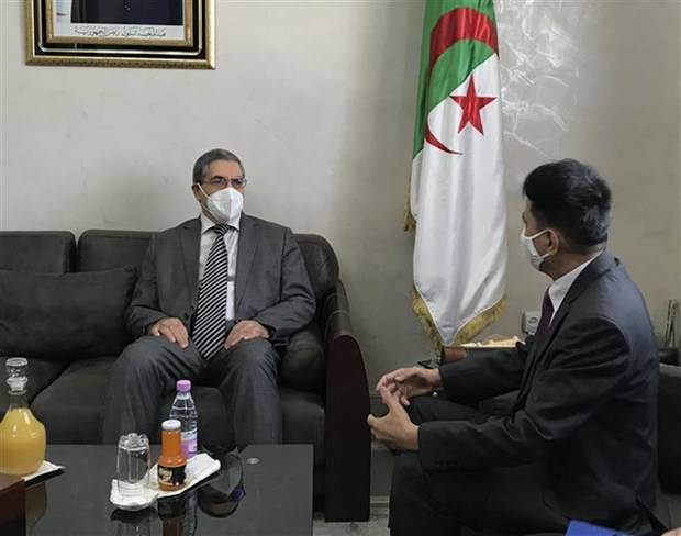 Vietnam busca reforzar la asociación económica y comercial con localidad argelina
