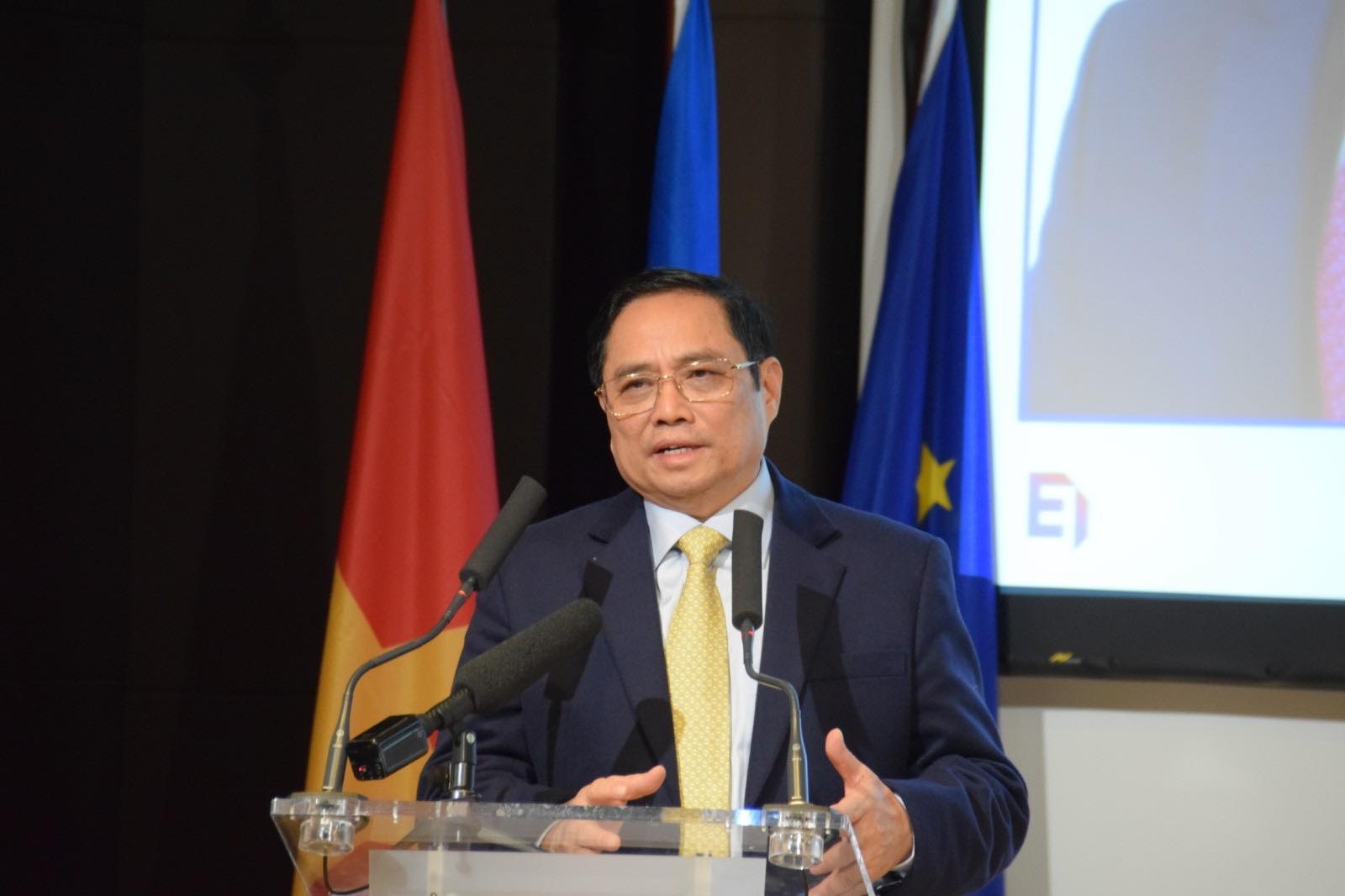 Premier de Vietnam asiste a foro empresarial Vietnam-Francia