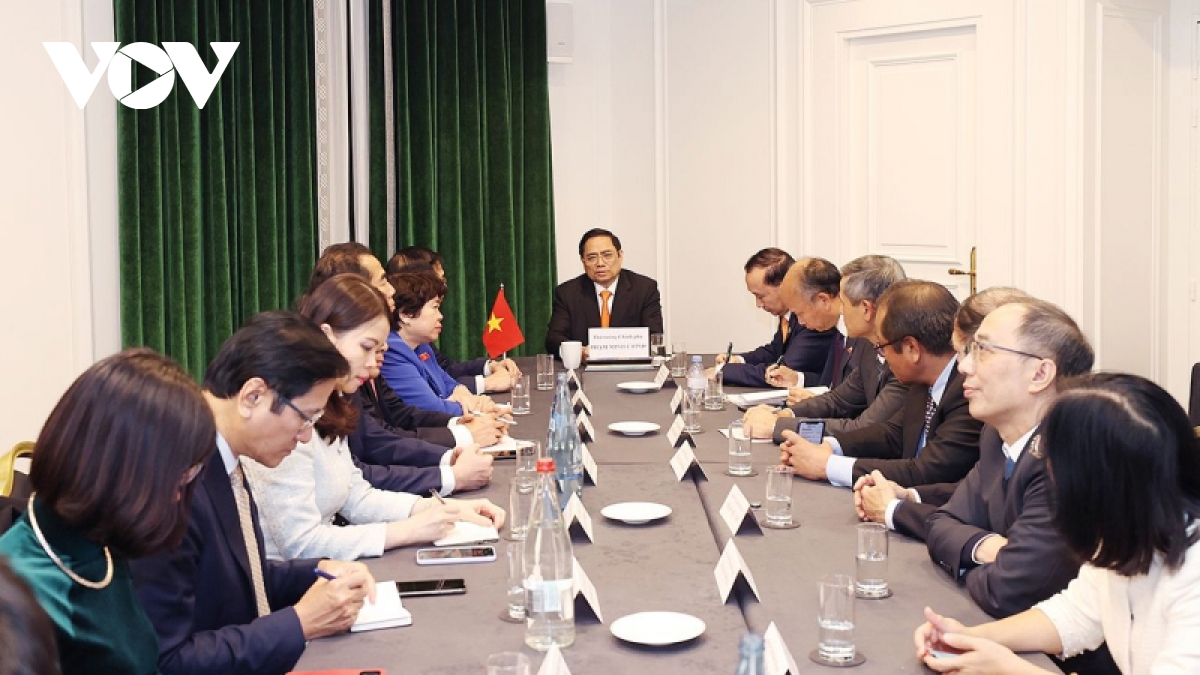 El primer ministro Pham Minh Chinh sostiene encuentro con embajadores vietnamitas en países europeos