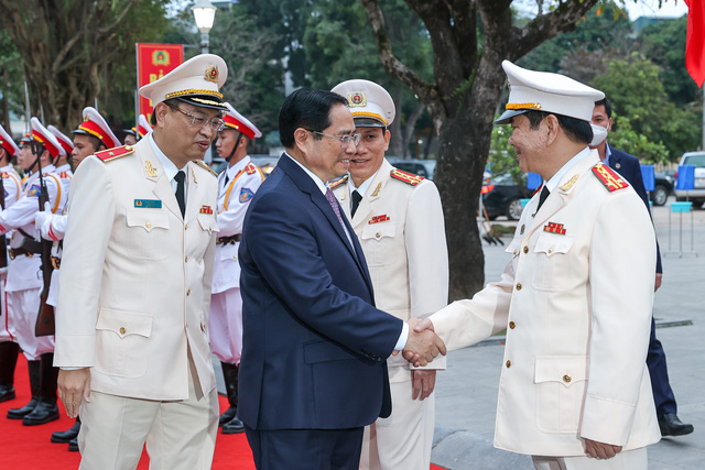 Primer ministro de Vietnam visita las fuerzas de Seguridad Pública de Thanh Hoa en vísperas del Tet