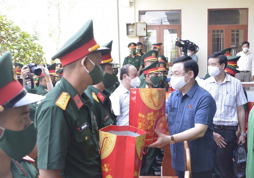 Titular del Legislativo vietnamita extiende felicitaciones del Tet a soldados de Ca Mau