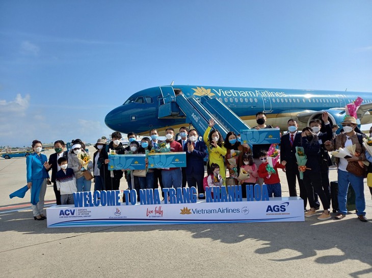 Localidades vietnamitas reciben a primeros visitantes del año lunar