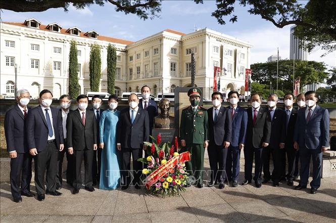 Nguyen Xuan Phuc visita Monumento al Presidente Ho Chi Minh en Singapur