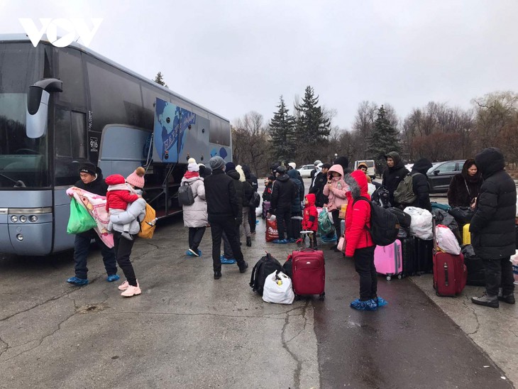 Cerca de 400 vietnamitas llegaron sanos y salvos a Rumania de Ucrania