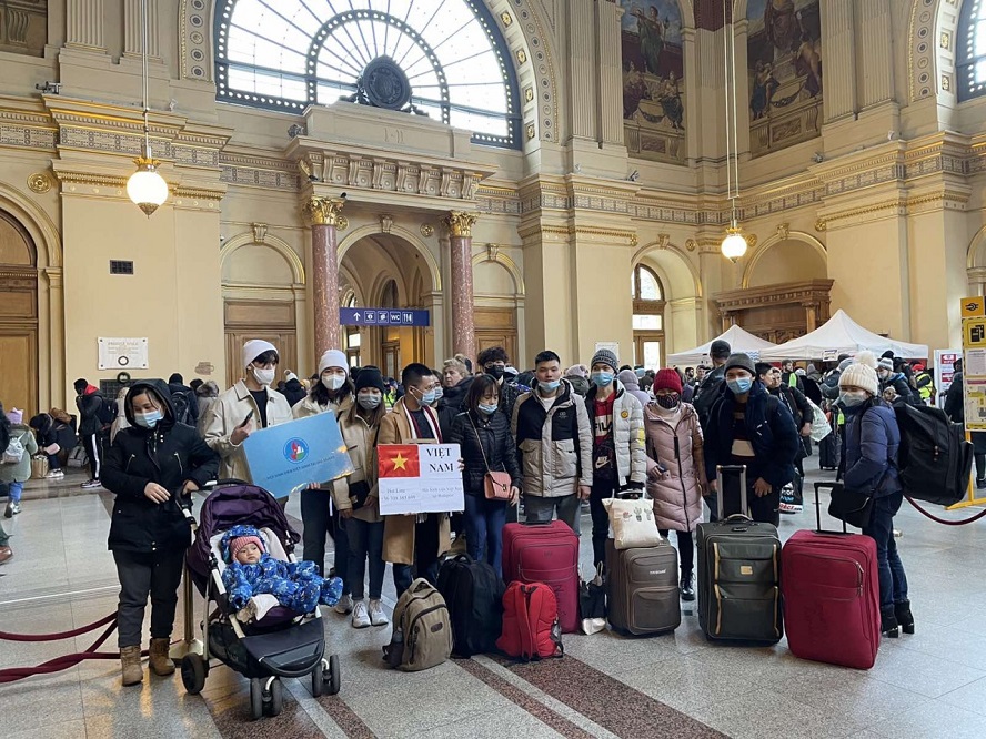 Continúan repatriando vietnamitas desde Ucrania