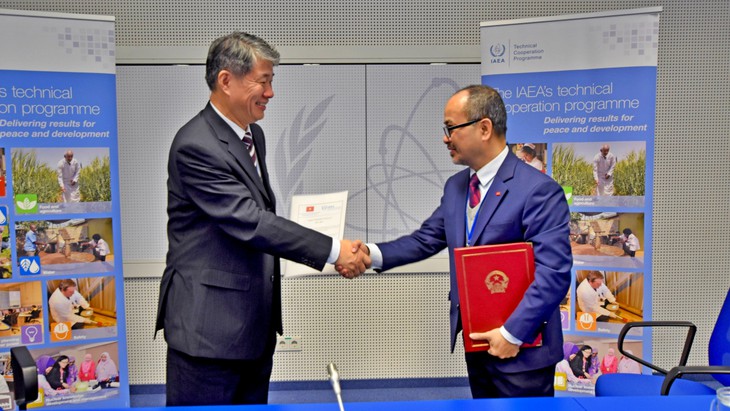 Firma del acuerdo de cooperación entre Vietnam y la AIEA