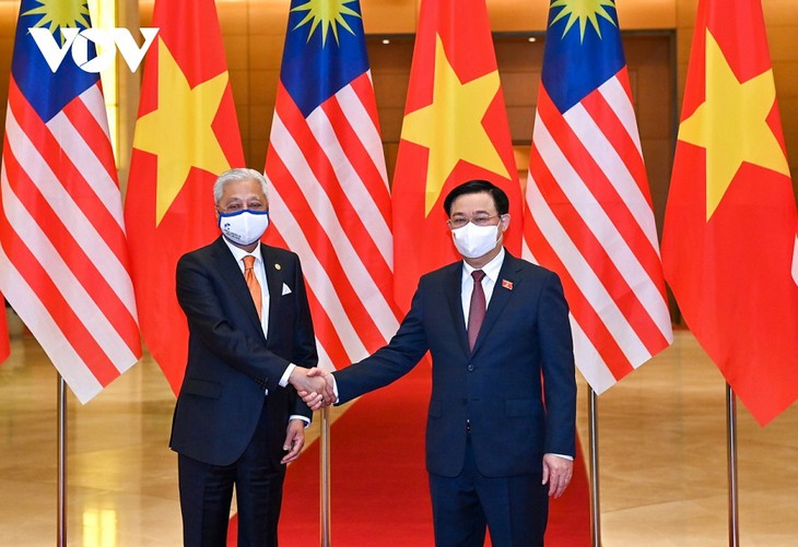 Reunión entre jefe del Parlamento de Vietnam y el premier de Malasia