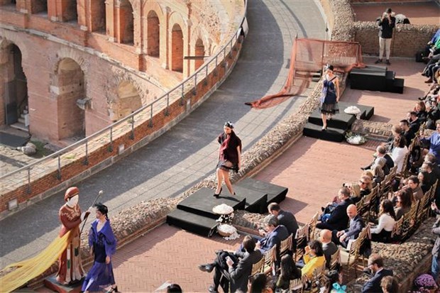 Seda vietnamita seduce a amigos italianos