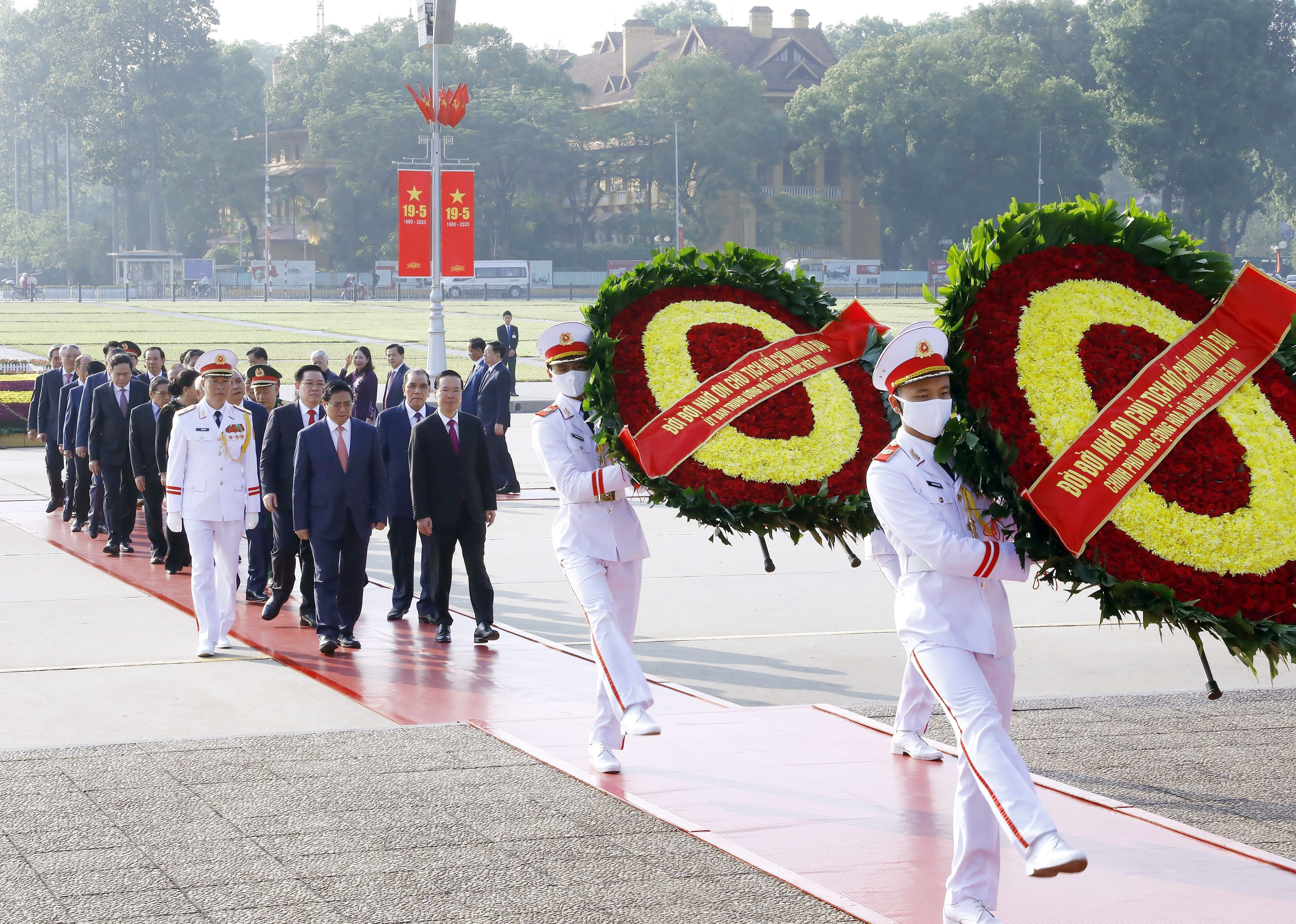 Líderes del Partido y el Estado homenajean al Presidente Ho Chi Minh