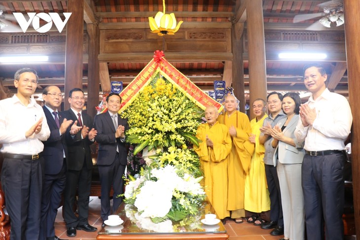 Viceprimer ministro envía felicitaciones a los creyentes budistas en Bac Ninh