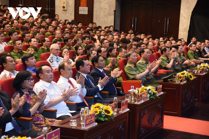 Premier de Vietnam rinde homenaje a figuras ejemplares en la lucha contra las drogas