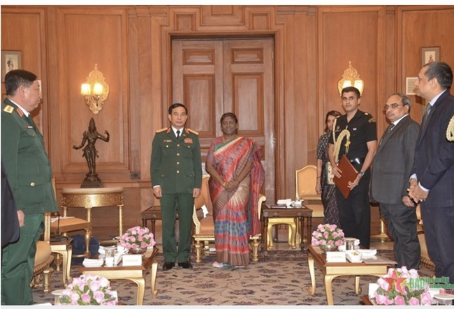Ministro de Defensa se reúne con la presidenta india