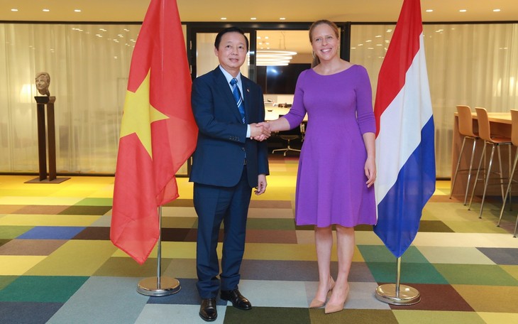 Vice premier de Vietnam se reúne con su par neerlandesa