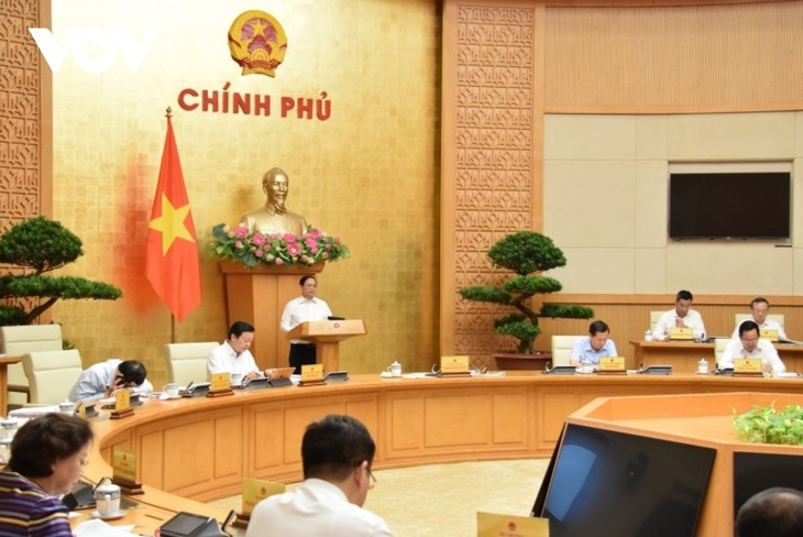Primer ministro Pham Minh Chinh preside reunión del Gobierno con localidades