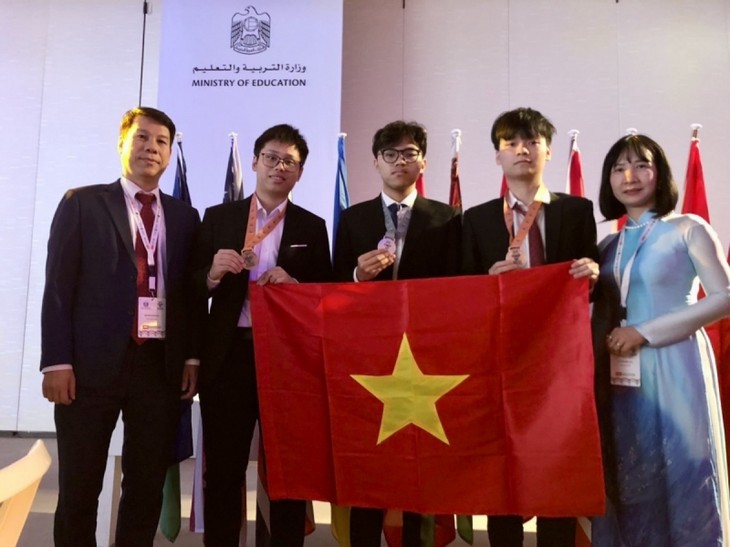 Vietnam gana tres medallas en Olimpiada Internacional de Biología 2023