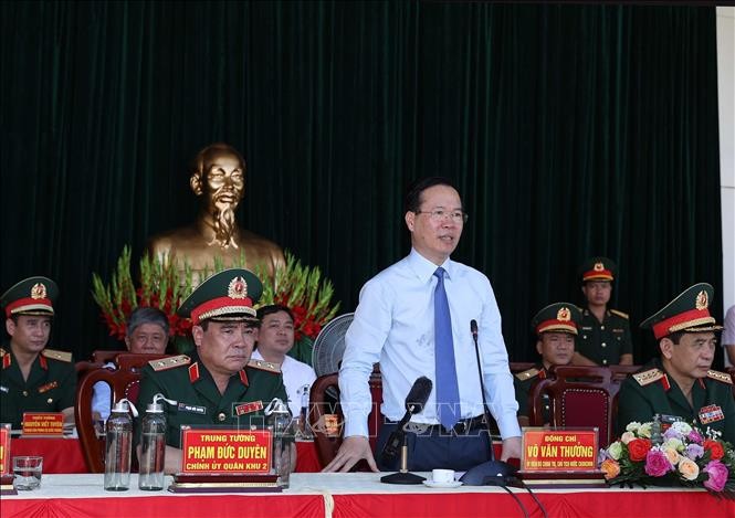 Presidente de Vietnam visita Zona Militar 2