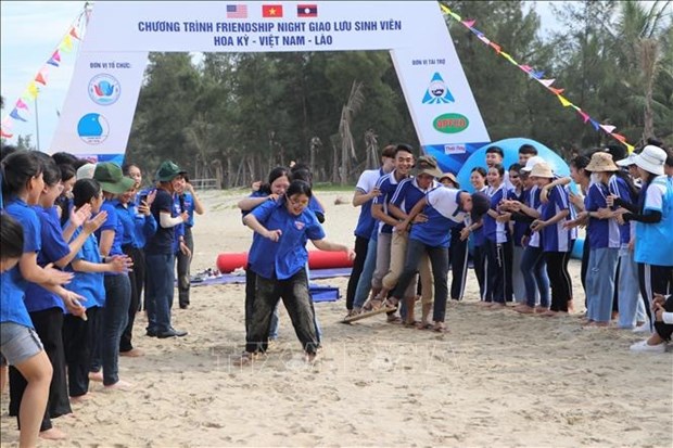 Estudiantes vietnamitas intercambian con amigos de Estados Unidos y Laos