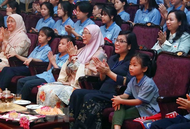 Primera dama de Malasia impresionada por las marionetas de agua vietnamitas