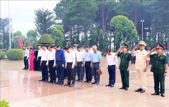 Altos funcionarios entregan donaciones a familiares de mártires en Dak Lak y Cao Bang