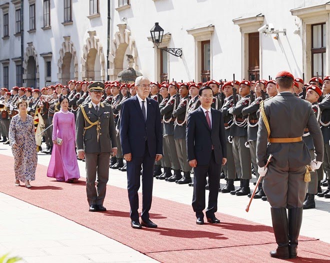 Realizan ceremonia oficial de bienvenida al presidente vietnamita en Austria