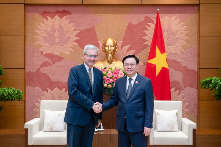 Embajador de Francia se reúne con el presidente del Parlamento de Vietnam