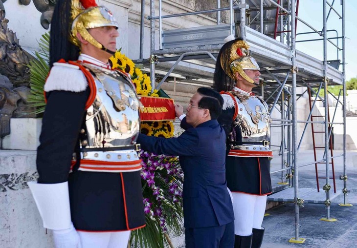 Presidente de Vietnam coloca flores al monumento del primer rey de Italia unificada