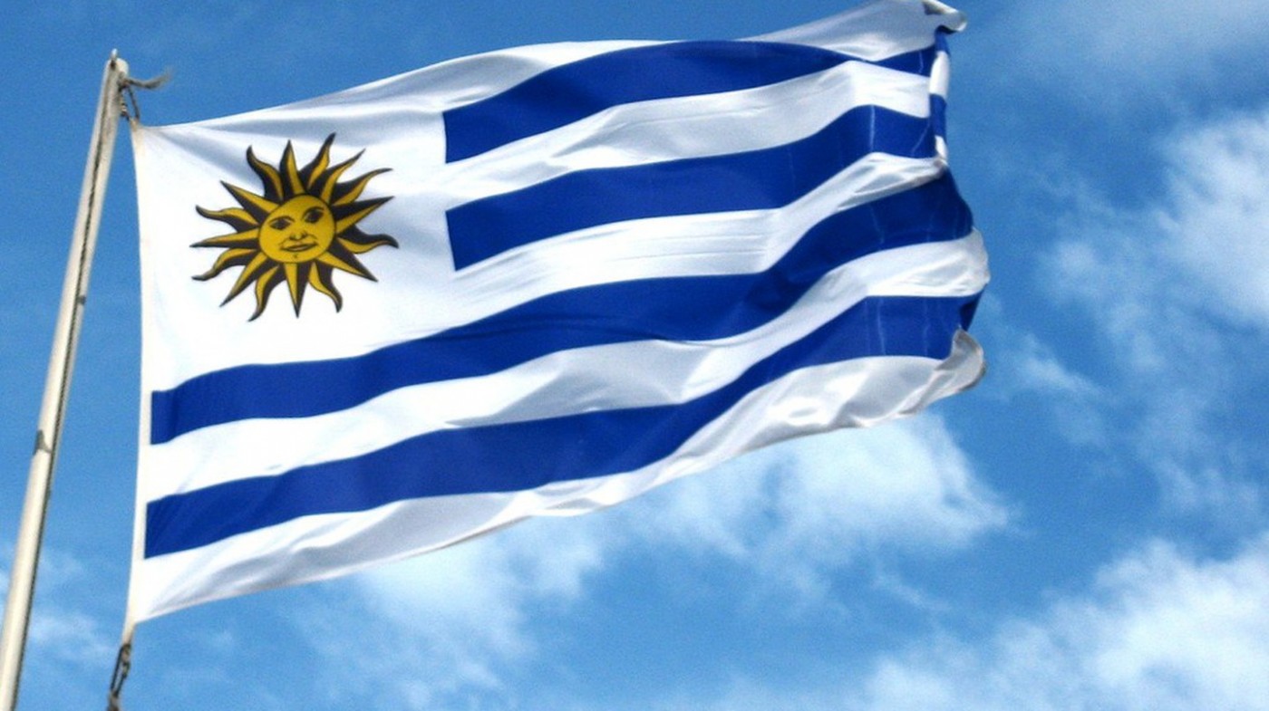 Líderes de Vietnam felicitan a Uruguay por su Día Nacional
