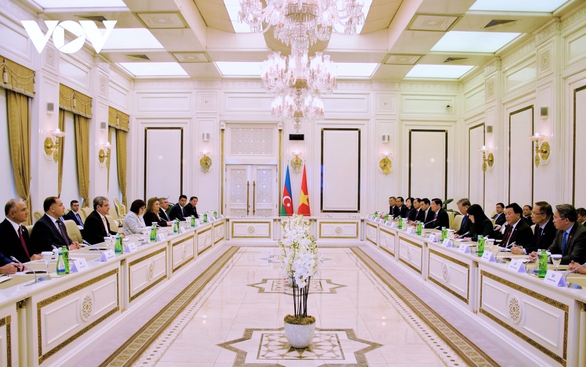 Líder del Partido Comunista de Vietnam dialoga con la presidenta del Parlamento de Azerbaiyán