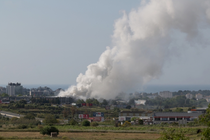 España: Incendio en almacén químico provoca que casi 80 mil personas se queden en casa