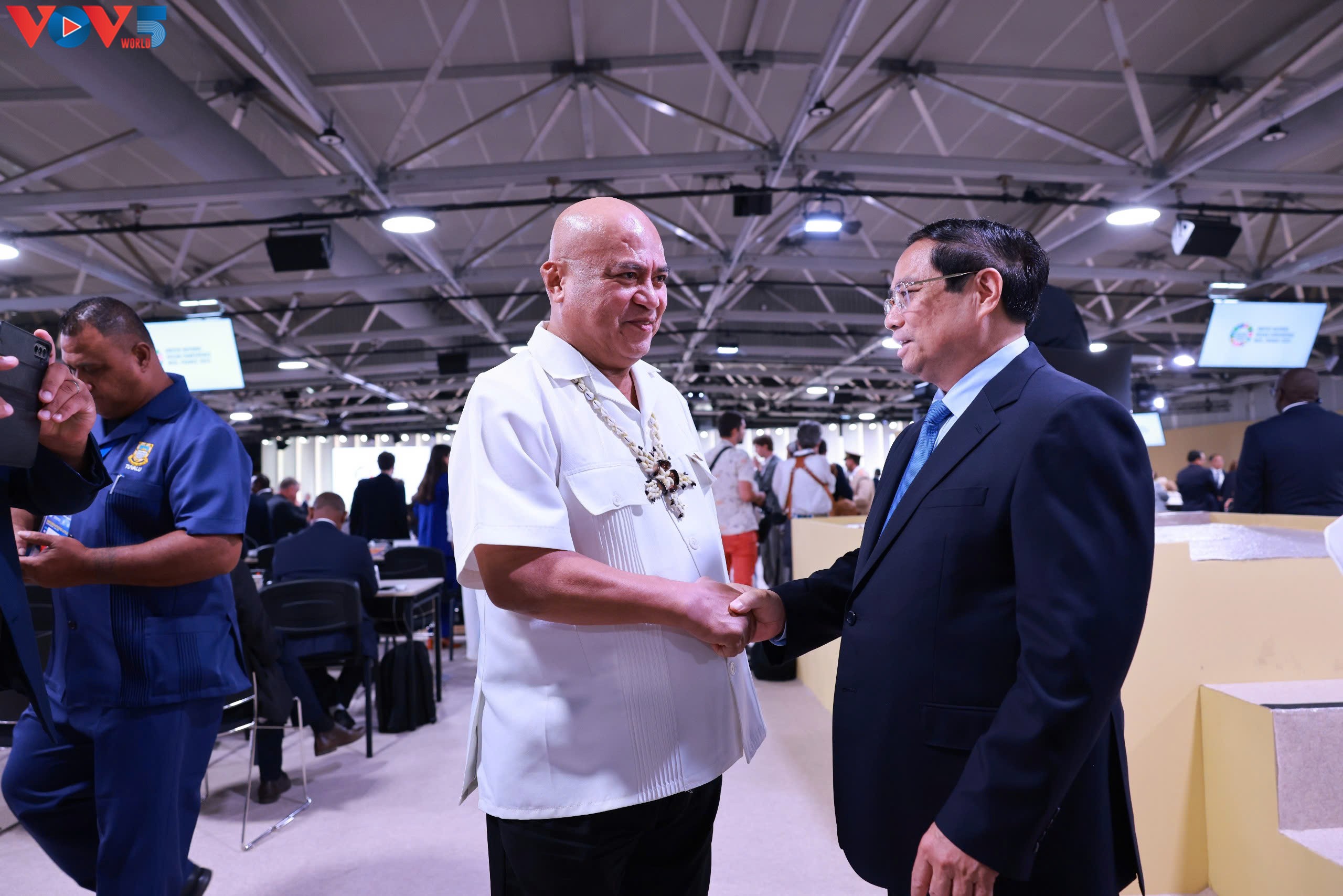 Premier de Vietnam dialoga con su homólogo de Tuvalu y con la directora general de la UNESCO
