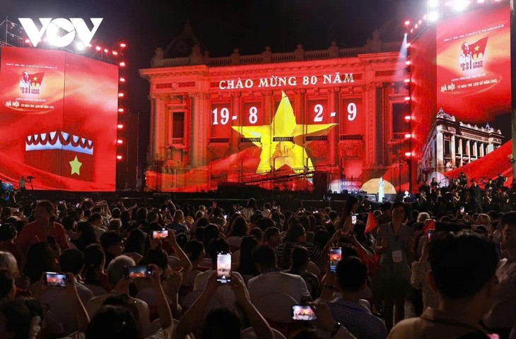 Hanói celebra la Revolución de Agosto y el Día Nacional con un programa artístico especial