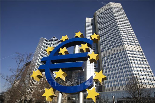El BCE mantiene los tipos de interés y mejora las previsiones de crecimiento de la eurozona