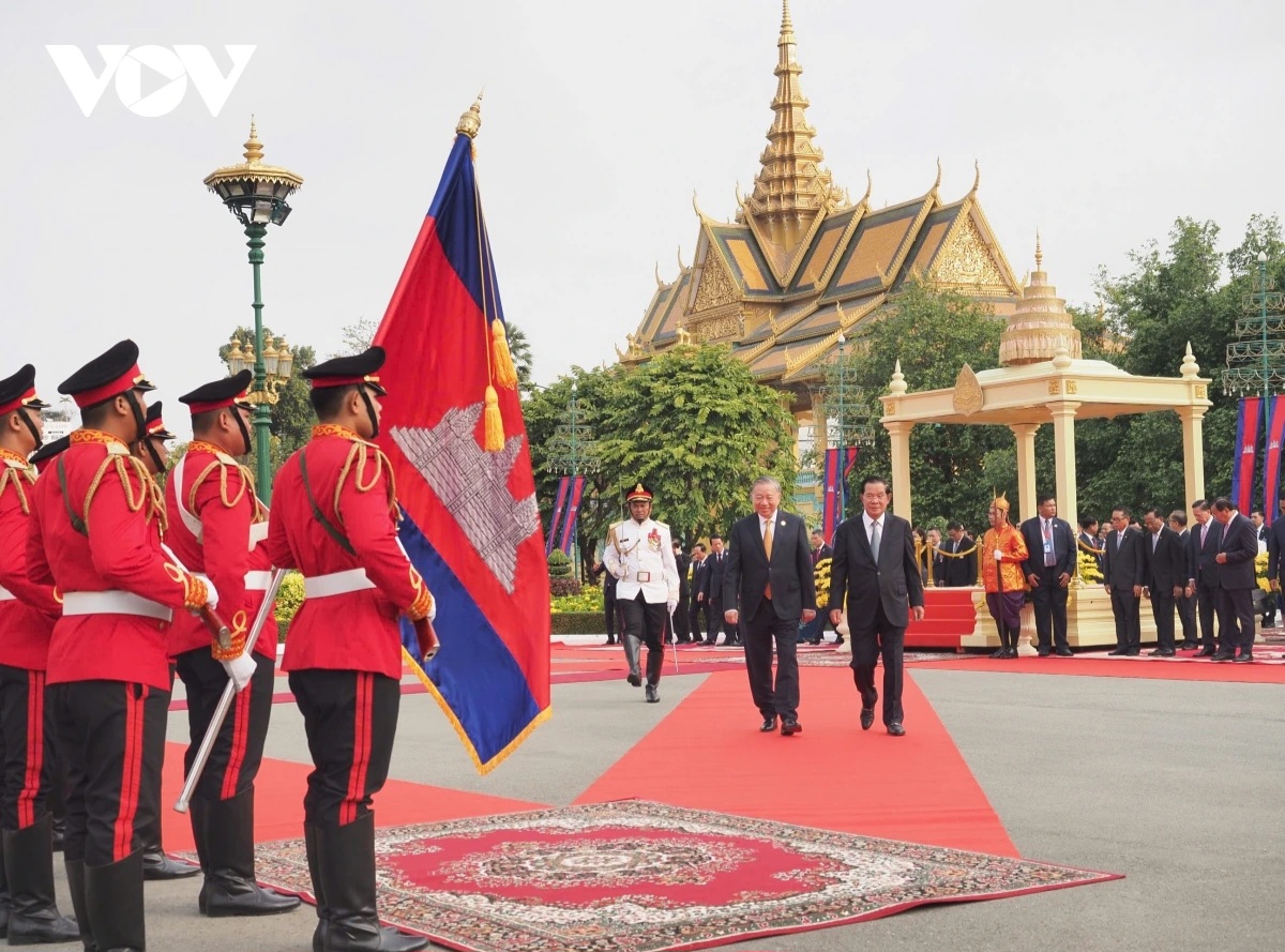 Ceremonia de bienvenida al líder partidista de Vietnam en Phnom Penh