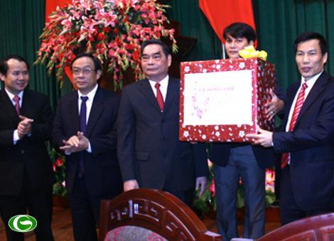 Đồng chí Lê Hồng Anh chúc Tết Đảng bộ, chính quyền và nhân dân tỉnh Thừa Thiên Huế. Ả