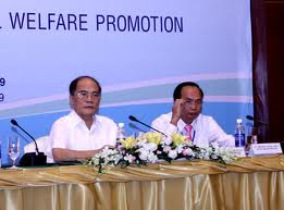 Ketua Majelis Nasional VN Nguyen Sinh Hung bertemu dengan para Investor propinsi Nghe An