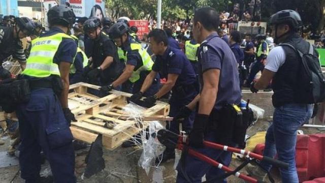 Polisi Hong Kong (Tiongkok)membubarkan zona demonstrasi yang terakhir