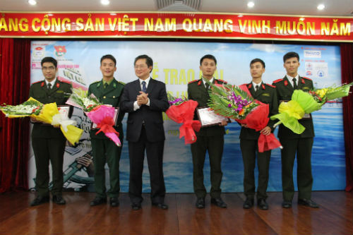 Menyampaikan hadiah sayembara mencari tahu tentang perundang-undangan mengenai laut dan pulau