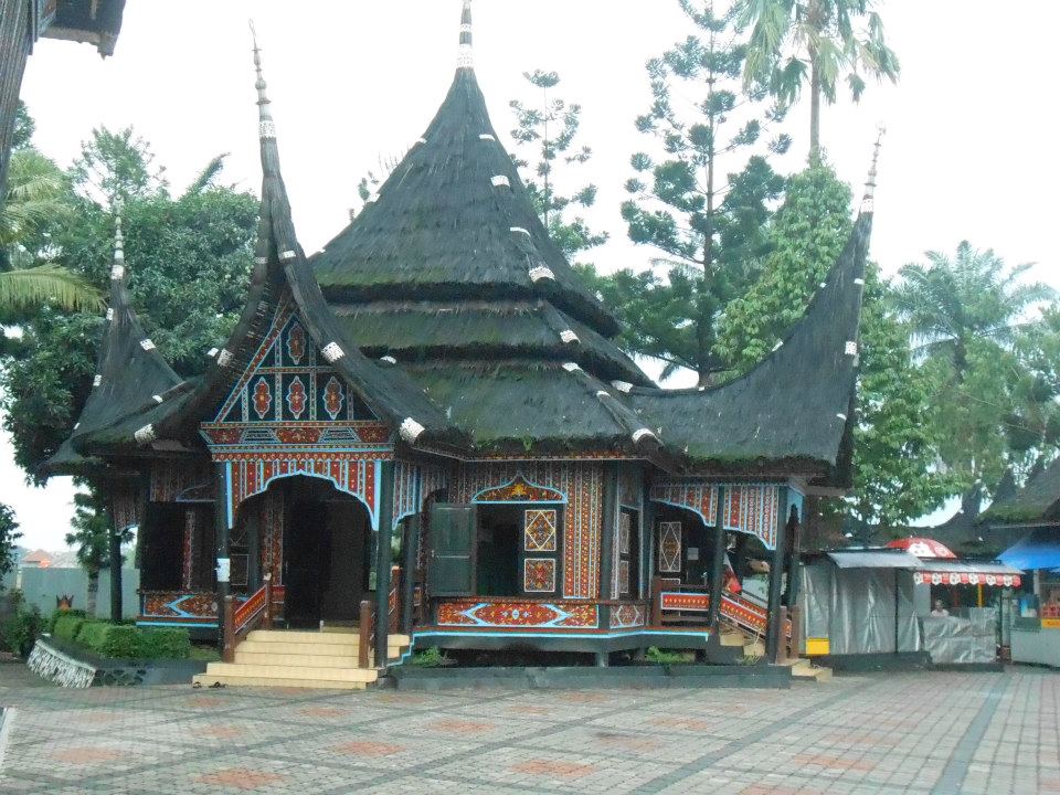 Sehari mengelilingi negeri ribuan pulau dengan TMII
