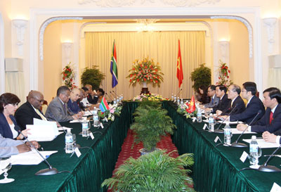 ທ່ານປະທານສະພາຕ່ຳ ສ. ອາຟິກາໃຕ້ ແລະ ພັນລະຍາ ສິ້ນສຸດ .....