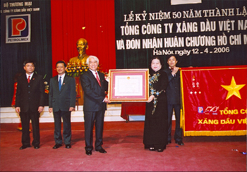 ພິທີສະເຫຼີມສະຫຼອງ 50 ປີ ແຫ່ງວັນມູນເຊື້ອ ຂອງຂະແໜງນ້ຳມັນ ອາຍແກັດ ຫວຽດນາມ