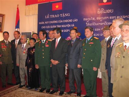 ພິທີມອບຫລຽນໄຊ, ຫລຽນກາ ຂອງ ສປປ ລາວໃຫ້ແກ່ອະດີດ ນັກຮົບອາສາສະໝັກ ແລະ ຊ່ຽວຊານຫວຽດນາມ