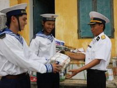 ອ່ວຍພອນປີໃໝ່ປະຈຳຊາດໃຫ້ແກ່ບັນດານັກຮົບພວມຕັ້ງທັບຢູ່ ເກາະນາມອຽດ