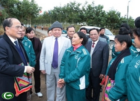 ທ່ານ ຫງວຽນຊິງຮູ່ງ ລົງຢ້ຽມຢາມໂຄງການກໍ່ສ້າງໂຮງງານ ໄຟຟ້ານ້ຳຕົກ ເຊີນລາ