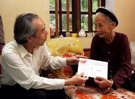 ຄະນະກຳມະການແນວ ໂຮມປະເທດຊາດ ແລະ ແຂວງຕ່າງໆມອບຂອງ ຂວັນປີໃໝ່ໃຫ້ແກ່ ປະຊາຊົນ