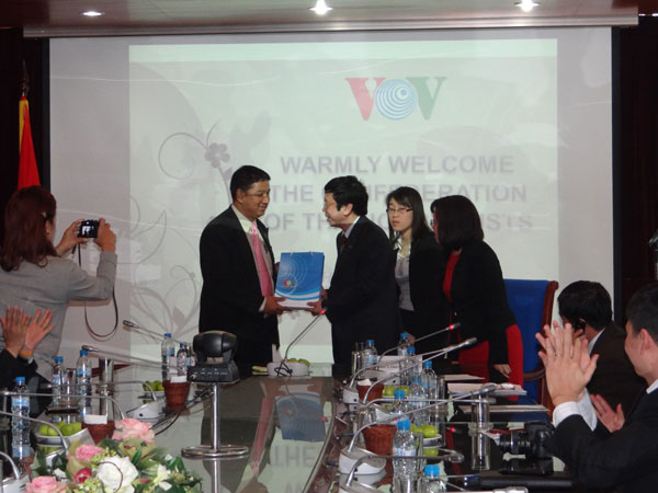 ຜູ້ອຳນວຍການໃຫຍ່ VOV ຕ້ອນຮັບຄະນະຜູ້ແທນສະຫະພັນສື່ມວນຊົນ ໄທ