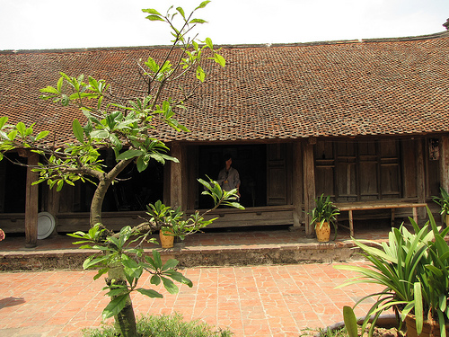 ຮ່າໂນ້ຍ ບູລະນະສ້ອມແປງເຮືອນບູຮານ ຢູ່ບ້ານບູຮານ ເດື່ອງເລີມ