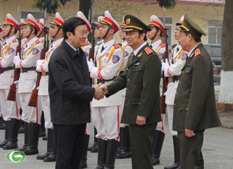 ປະທານປະເທດຫວຽດນາມ ເຮັດວຽກກັບກອງບັນຊາການຕຳຫຼວດເຄື່ອນທີ່